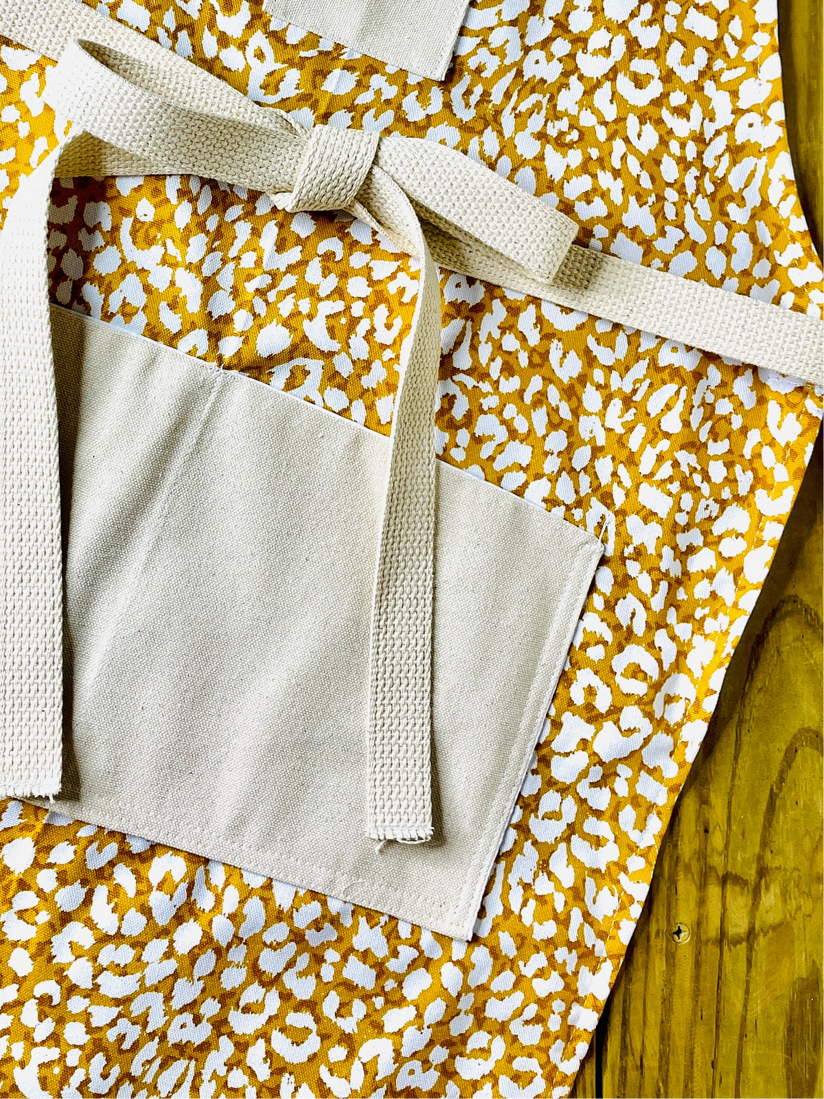 amanda bright designs closeup of pockets on ginger apron golden leopard print retro style