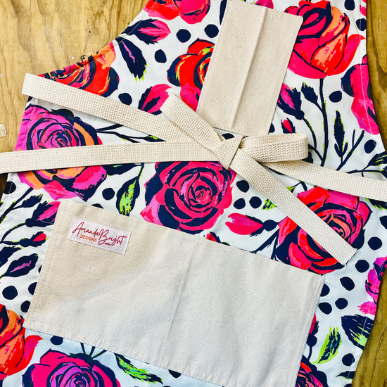 Amanda Bright Designs Texas Rose Pink Red Orange Floral-patterned apron Rose Festival
