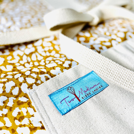 Apron leopard print pattern in gold tones