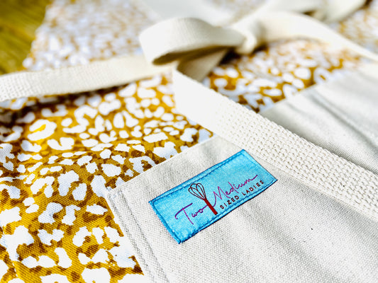 Apron leopard print pattern in gold tones