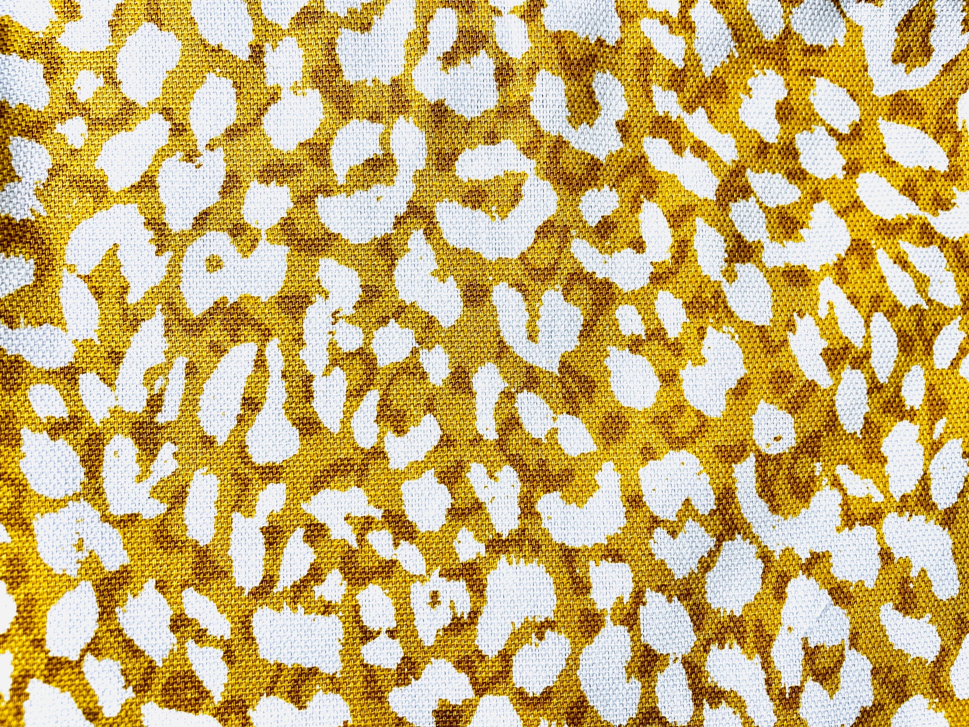 Leopard print apron pattern in golden tones
