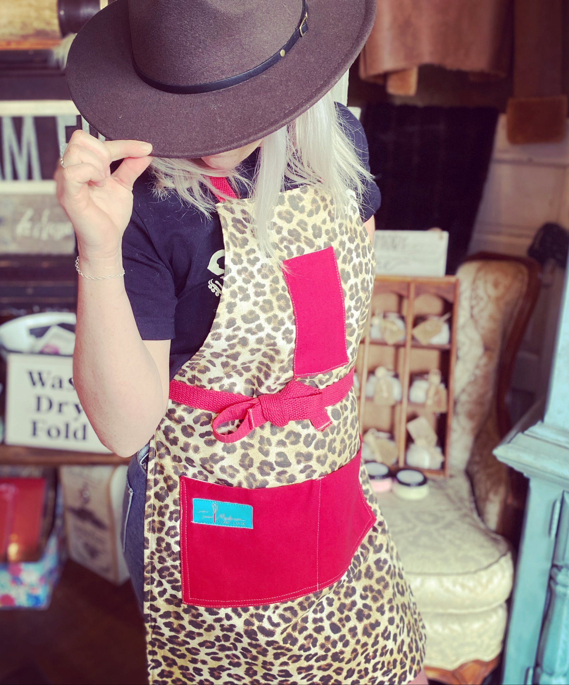Kat Retro Designer Midcentury Apron Leopard 1950s Glamorous Animal Print Red Strings and Pockets on model